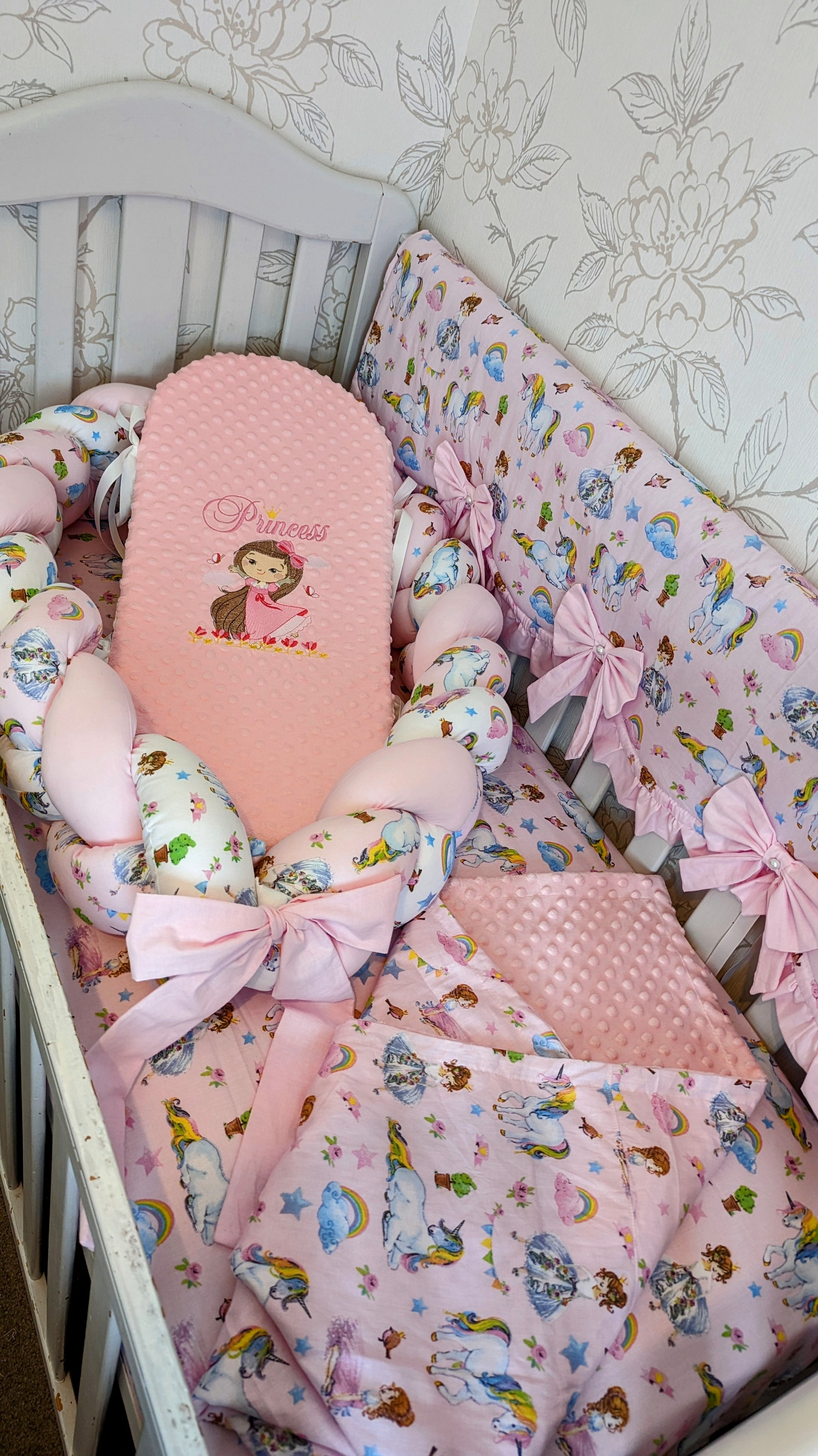 Baby bedding 120*60
100% cotton and dimple minky personalised by embroidery
❤️AVAILABLE IN STOCK ❤️
