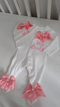 Load image into Gallery viewer, Baby&#39;s first outfit personalised with print 
✅ 1 Baby grow 
✅ 1 Hat

