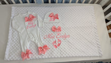 Load image into Gallery viewer, Baby&#39;s first outfit personalised with print 
✅ 1 Baby grow 
✅ 1 Hat
