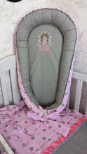 Load image into Gallery viewer, Baby bedding 100% cotton personalised by embroidery
✅ 1 Baby nest
✅ 1 Blanket 90*100 
✅ 1 Mattress cover 95*65

