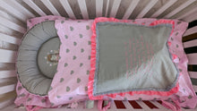 Load image into Gallery viewer, Baby bedding 100% cotton personalised by embroidery
✅ 1 Baby nest
✅ 1 Blanket 90*100 
✅ 1 Mattress cover 95*65
