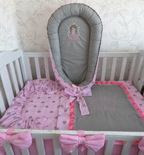 Load image into Gallery viewer, Baby bedding 100% cotton personalised by embroidery
✅ 1 Baby nest
✅ 1 Blanket 90*100 
✅ 1 Mattress cover 95*65
