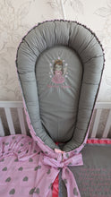 Load image into Gallery viewer, Baby bedding 100% cotton personalised by embroidery
✅ 1 Baby nest
✅ 1 Blanket 90*100 
✅ 1 Mattress cover 95*65
