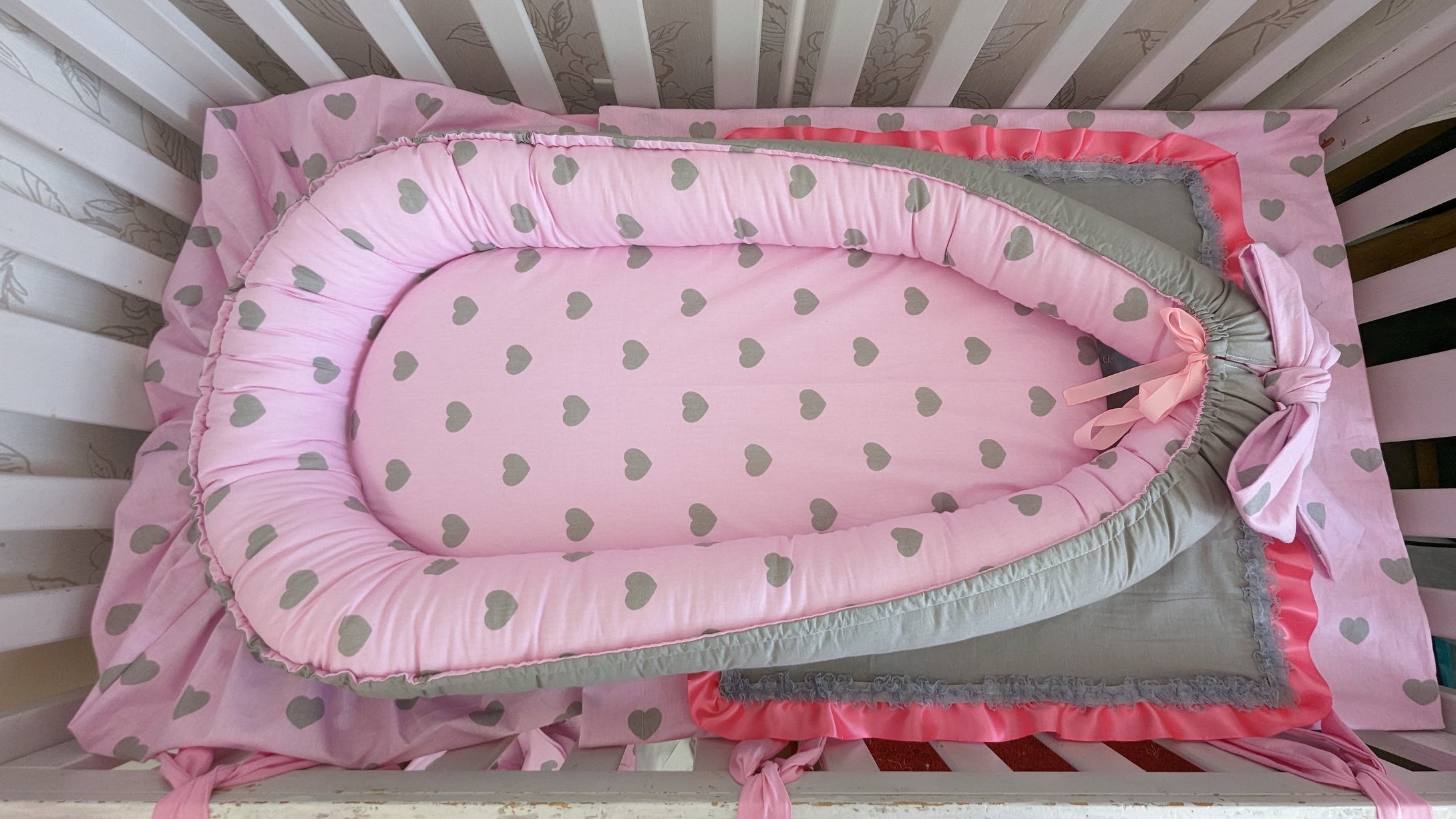 Baby bedding 100% cotton personalised by embroidery
✅ 1 Baby nest
✅ 1 Blanket 90*100 
✅ 1 Mattress cover 95*65