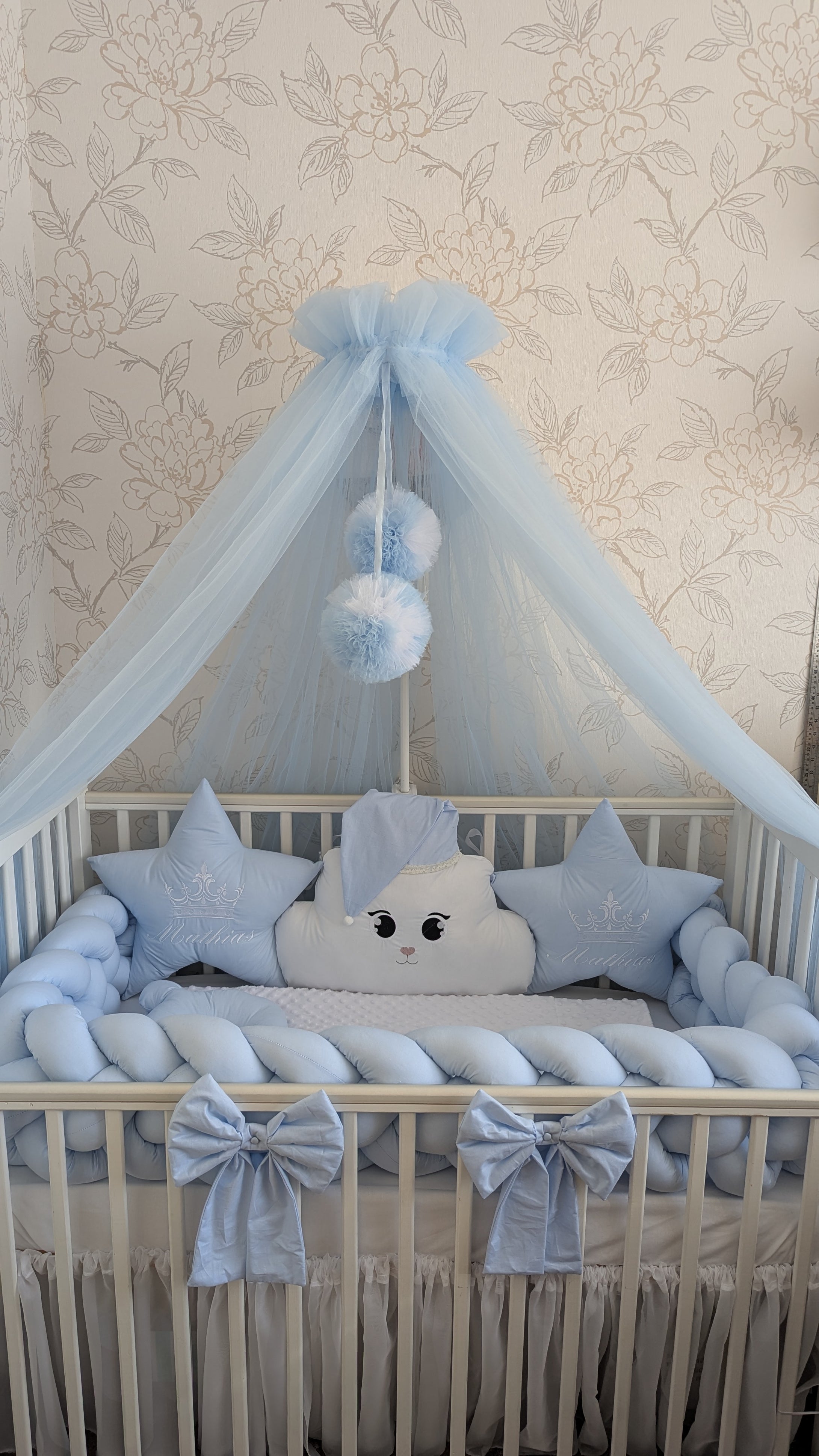 Luxury baby bedding  120*60 personalised by embroidery,  100% cotton 
✅ 1 Mattress cover 120*60
✅ 1 Blanket personalised by embroidery 120*100
✅ 1 Braided bumper 240 mtr
✅ 1 Pillow cloud 
✅️ 2 Pillows Star 
✅ 1 Pillow 
✅ 1 Canopy with with a pom pom and b