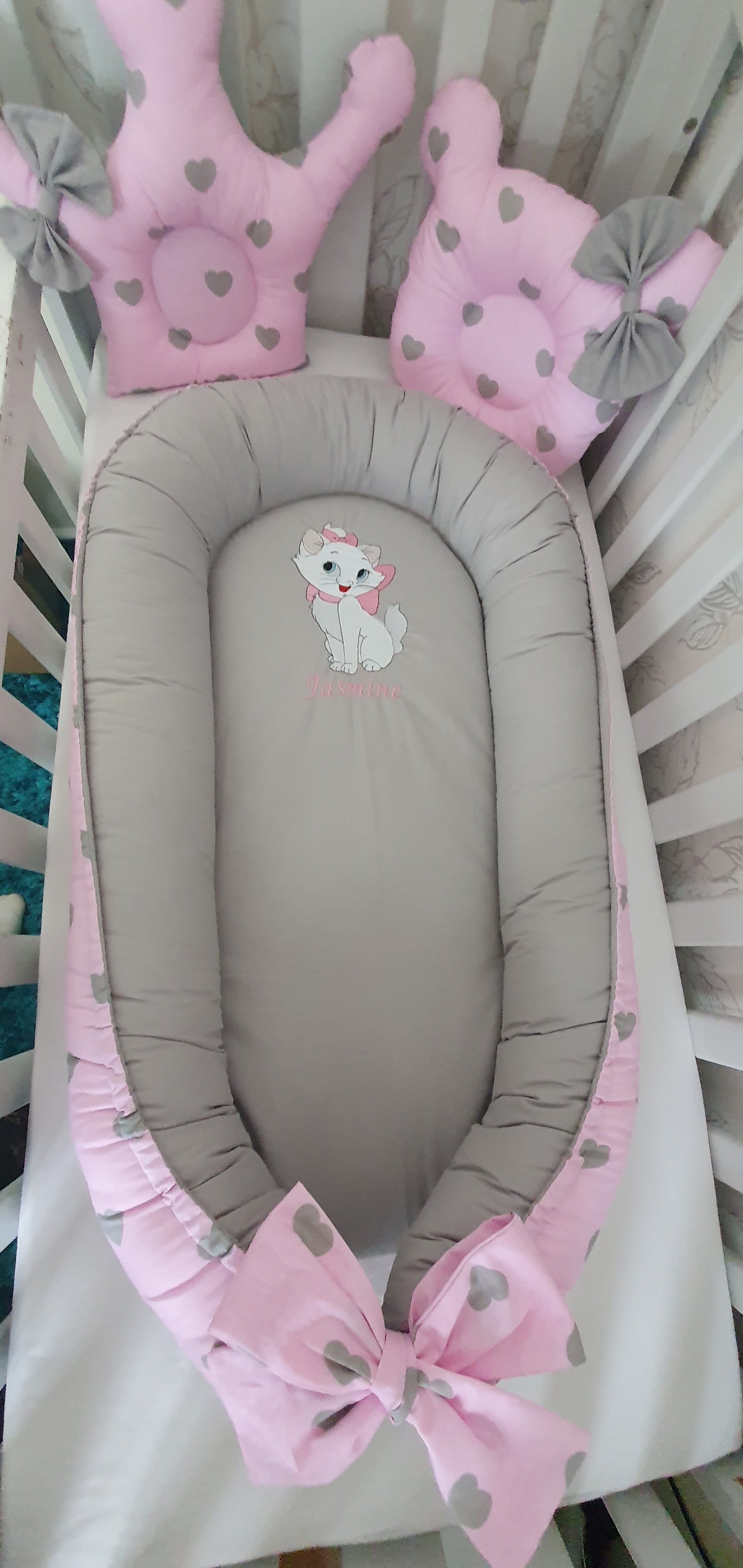 Baby nest personalised by embroidery and  2 baby pillows